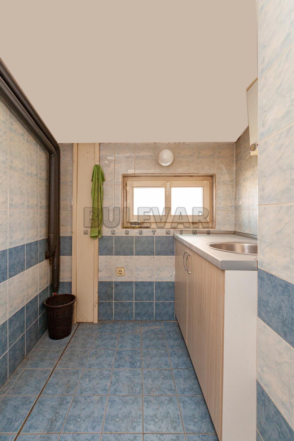 Slika 9 - Obrenovićeva,  Lokal za izdavanje, 200m2, 2.000€