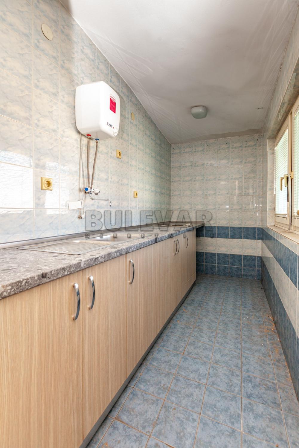 Slika 1 - Obrenovićeva,  Lokal za izdavanje, 300m2, 3.000€