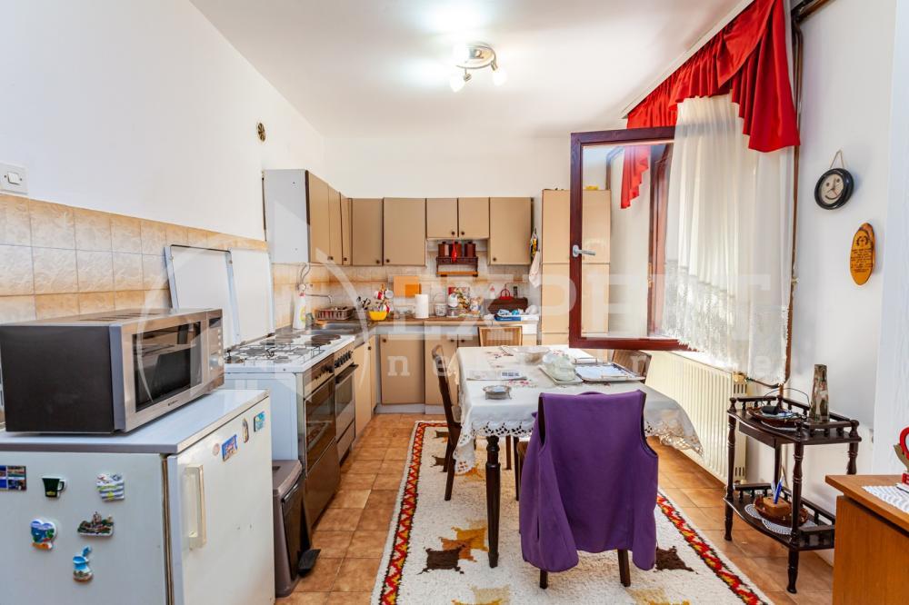 Glavna slika -Bulevar svetog cara,  Kuća na prodaju, 248m2, 175.000€