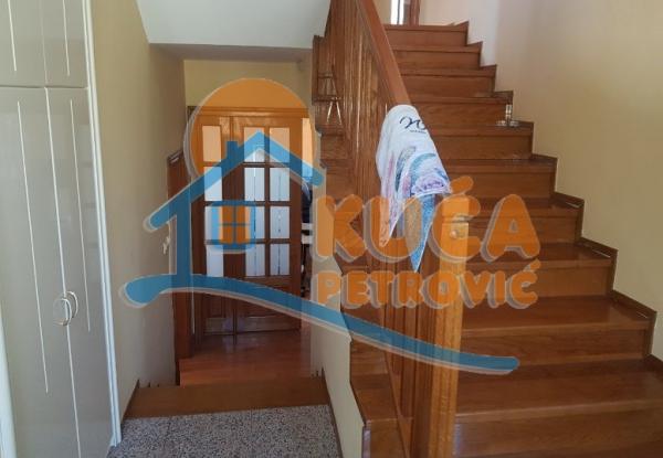Slika 8 - Jesenjinova,  Kuća za izdavanje, 280m2, 1.150€