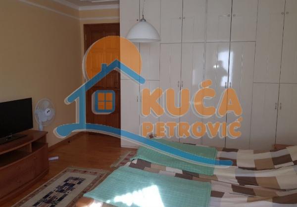 Slika 4 - Jesenjinova,  Kuća za izdavanje, 280m2, 1.150€