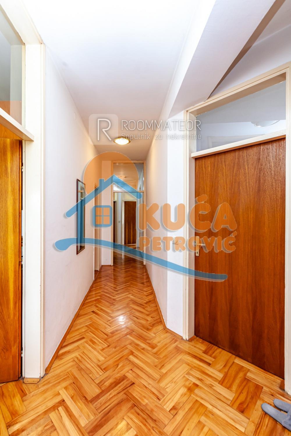 Slika 9 - Somborski bulevar,  Kuća na prodaju, 410m2, 300.000€