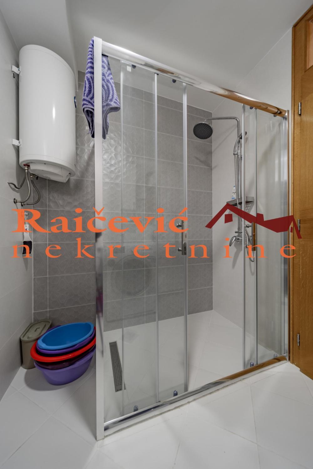 Slika 8 - Milovana Jankovica,  Kuća na prodaju, 250m2, 500.000€