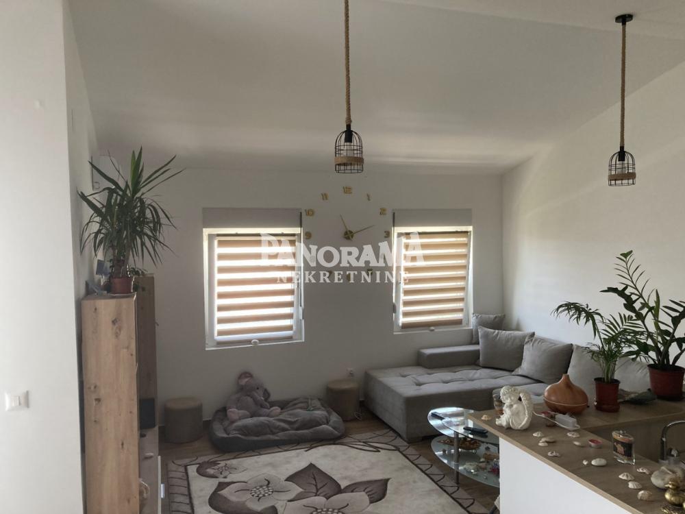 Slika 2 - Surčinska, Dvoiposoban stan na prodaju, 61m2, 152.500€