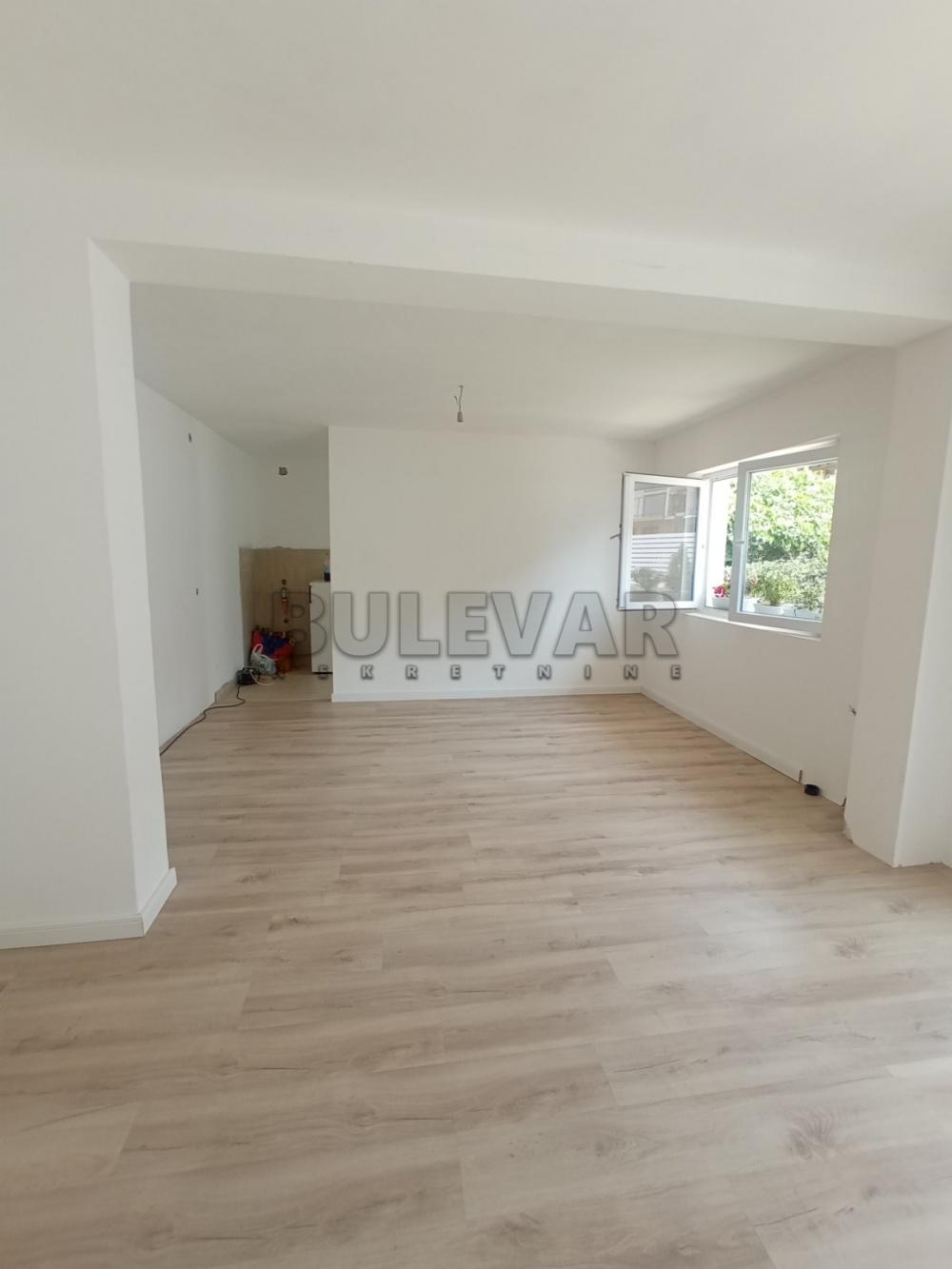 Slika 8 - Osme srpske brigade,  Lokal za izdavanje, 385m2, 2.200€