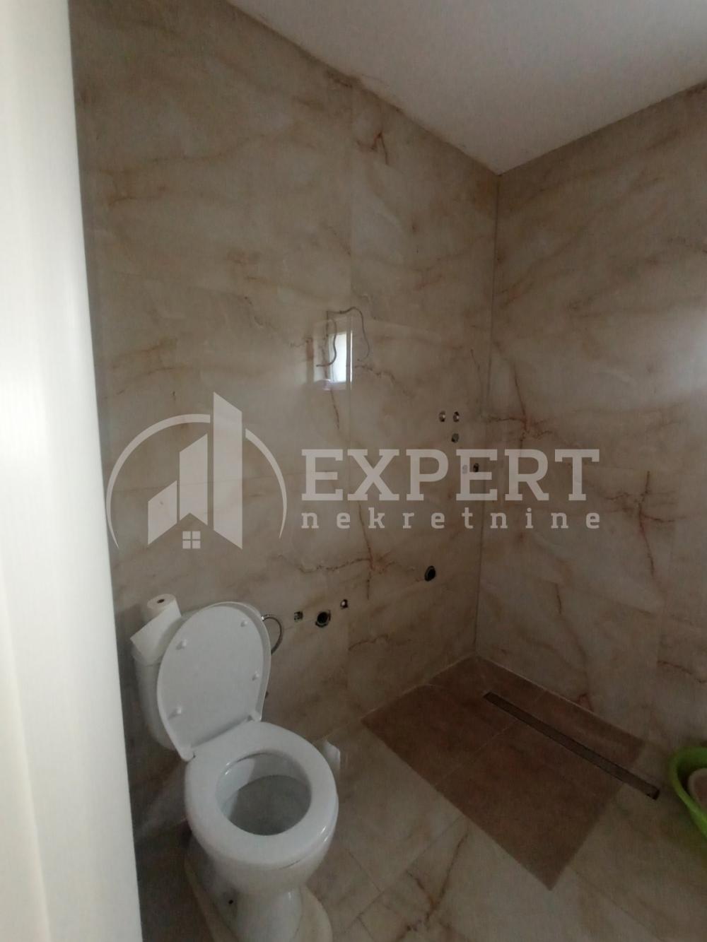 Slika 9 - Osme srpske brigade,  Lokal za izdavanje, 385m2, 2.200€