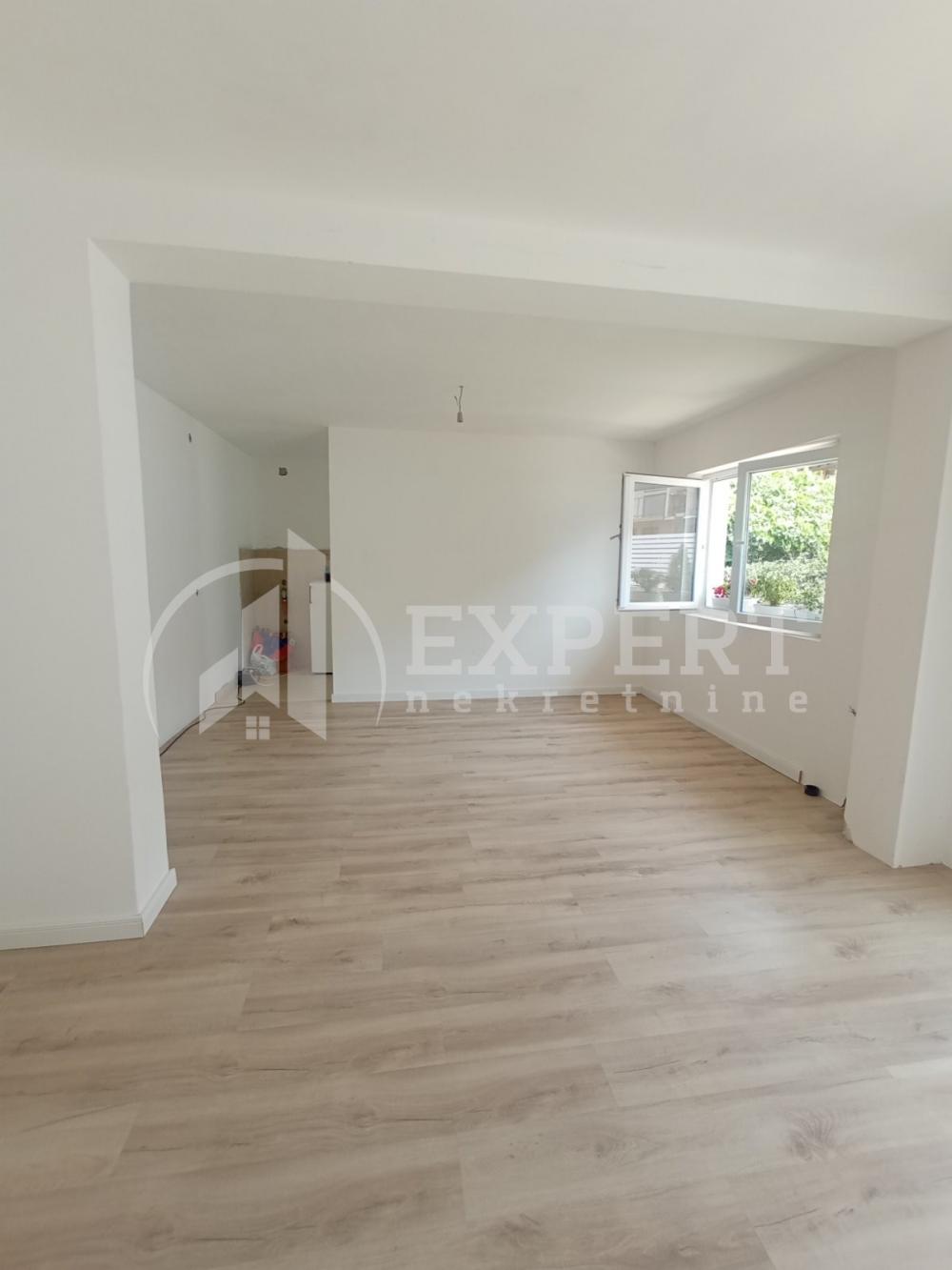 Slika 8 - Osme srpske brigade,  Lokal za izdavanje, 385m2, 2.200€