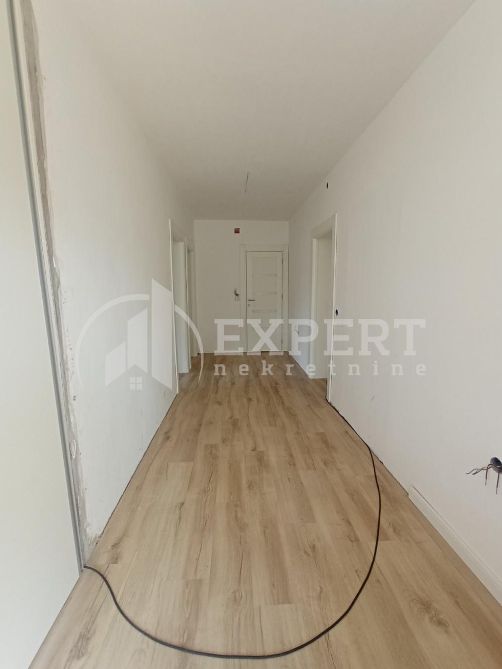 Slika 5 - Osme srpske brigade,  Lokal za izdavanje, 385m2, 2.200€