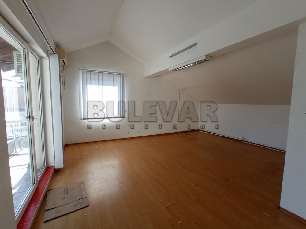 Slika 1 - Bulevar 12. februar,  Lokal za izdavanje, 150m2, 800€