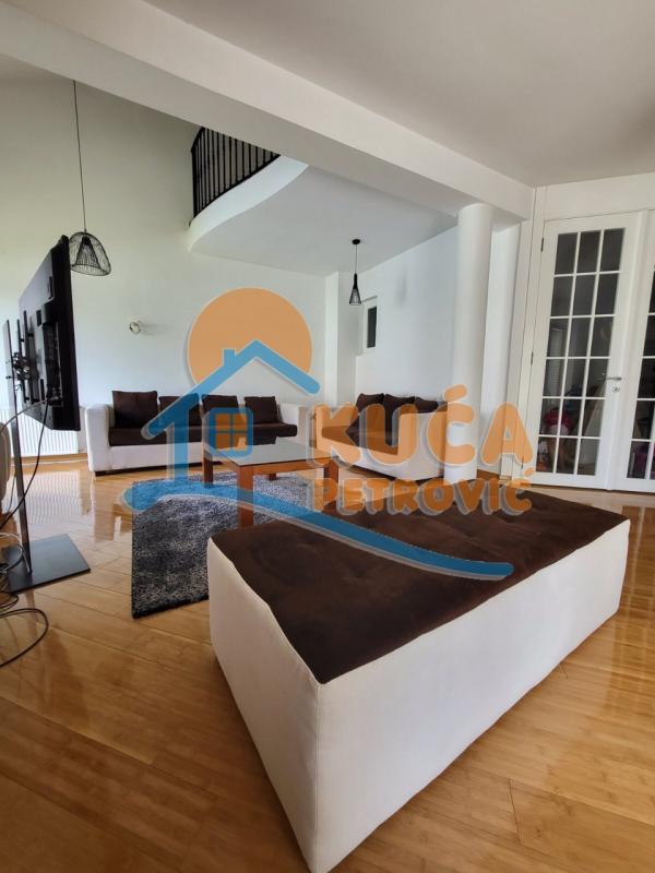 Slika 1 - Ruža,  Kuća za izdavanje, 280m2, 2.100€