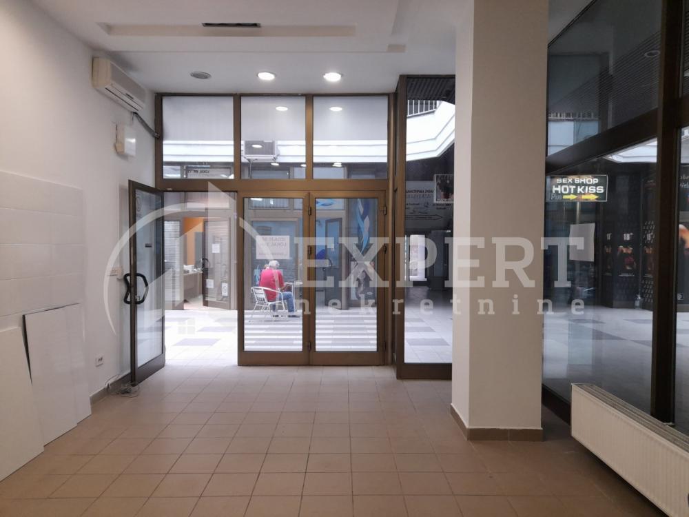 Slika 1 - Vožda Karađorđa,  Lokal na prodaju, 31m2, 66.000€