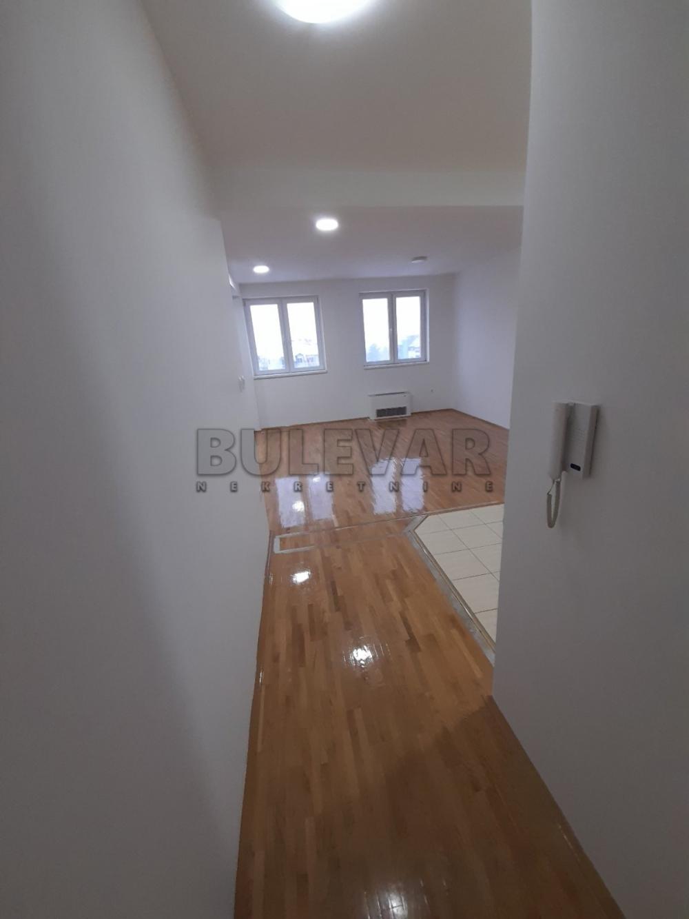 Slika 1 - Cara Dušana, Dvoiposoban stan za izdavanje, 74m2, 600€