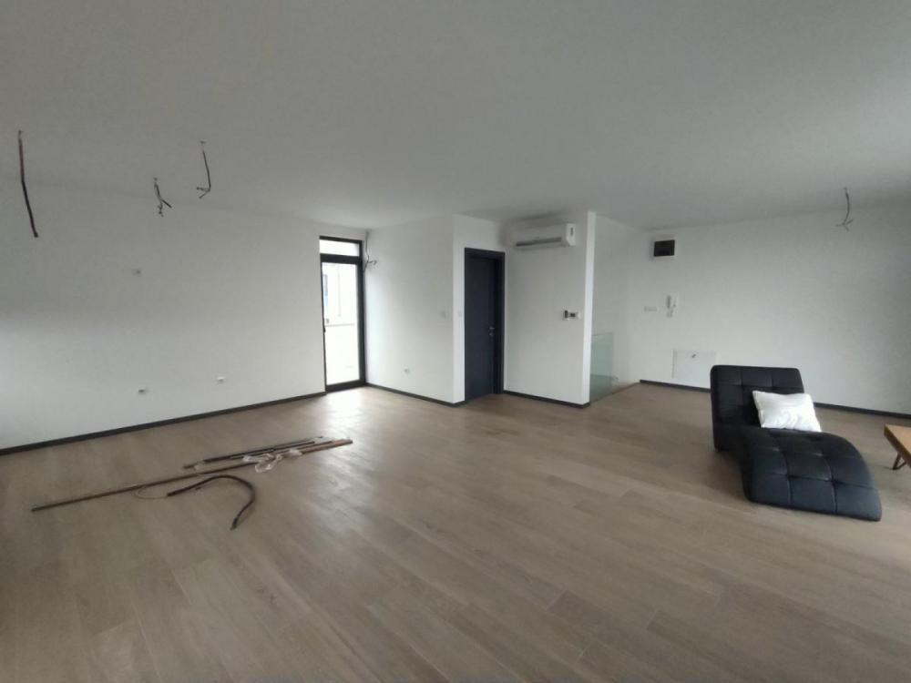 Slika 2 - Četvorosoban stan za izdavanje, 200m2, 2.000€