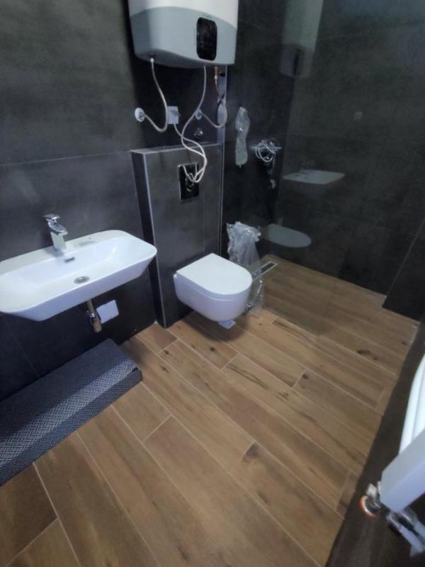 Slika 8 - Četvorosoban stan za izdavanje, 200m2, 2.000€