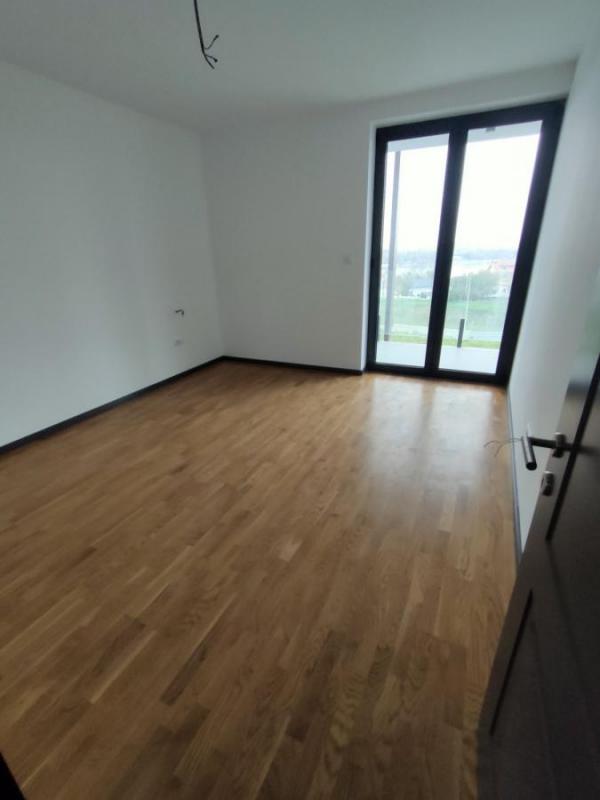 Slika 10 - Četvorosoban stan za izdavanje, 200m2, 2.000€