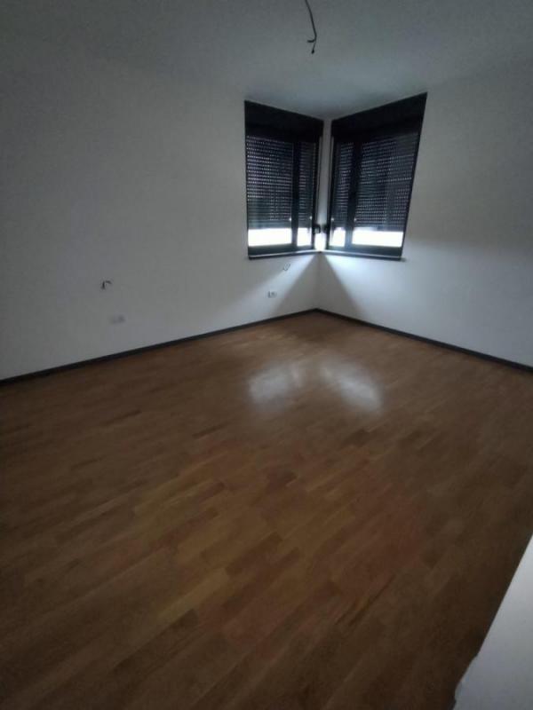 Slika 9 - Četvorosoban stan za izdavanje, 200m2, 2.000€