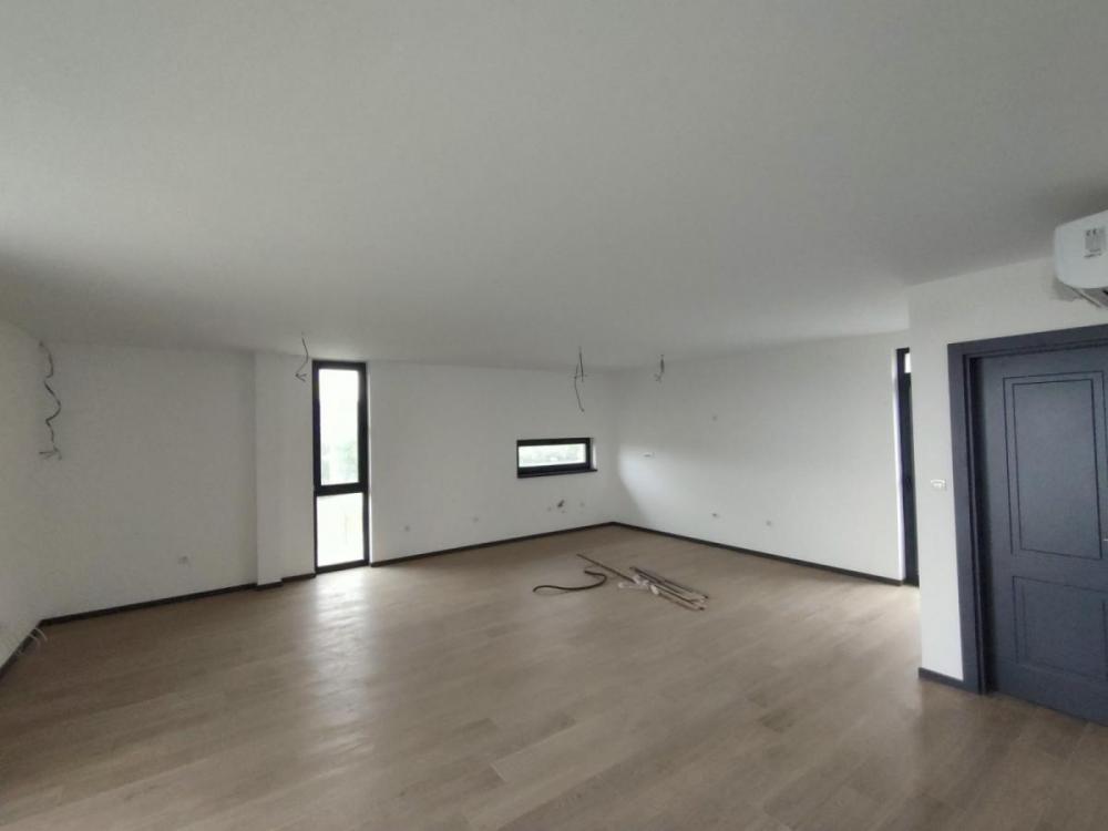 Slika 4 - Četvorosoban stan za izdavanje, 200m2, 2.000€