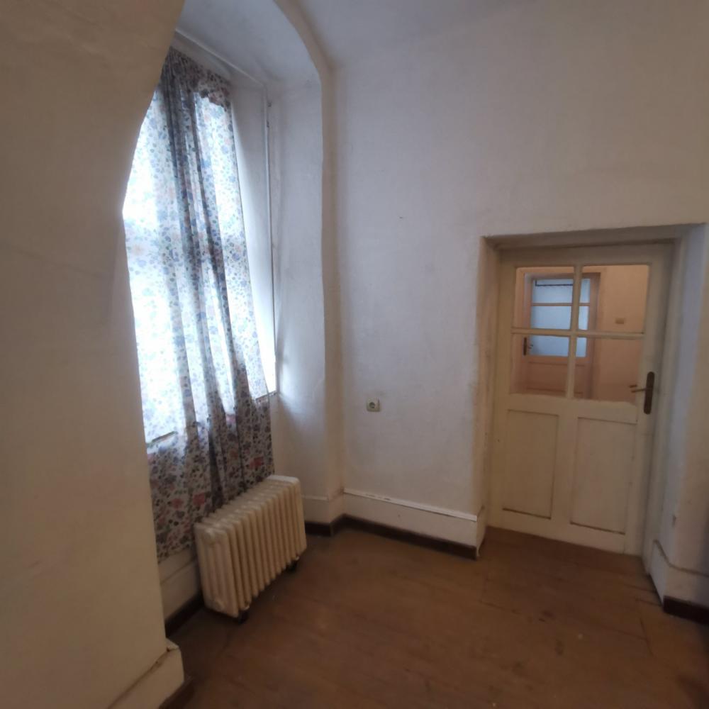 Slika 1 - Trg Vladike Nikolaja 2,  Lokal za izdavanje, 50m2, 501€