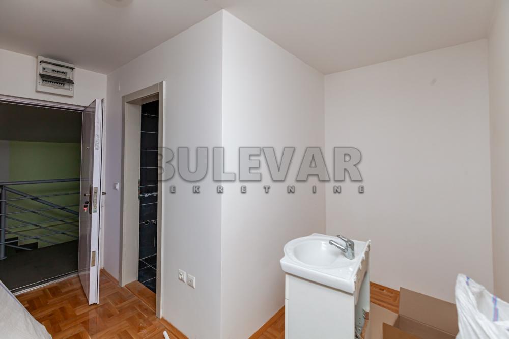 Slika 1 - Generala Milojka Lešjanina, Četvorosoban stan na prodaju, 54m2, 89.314€