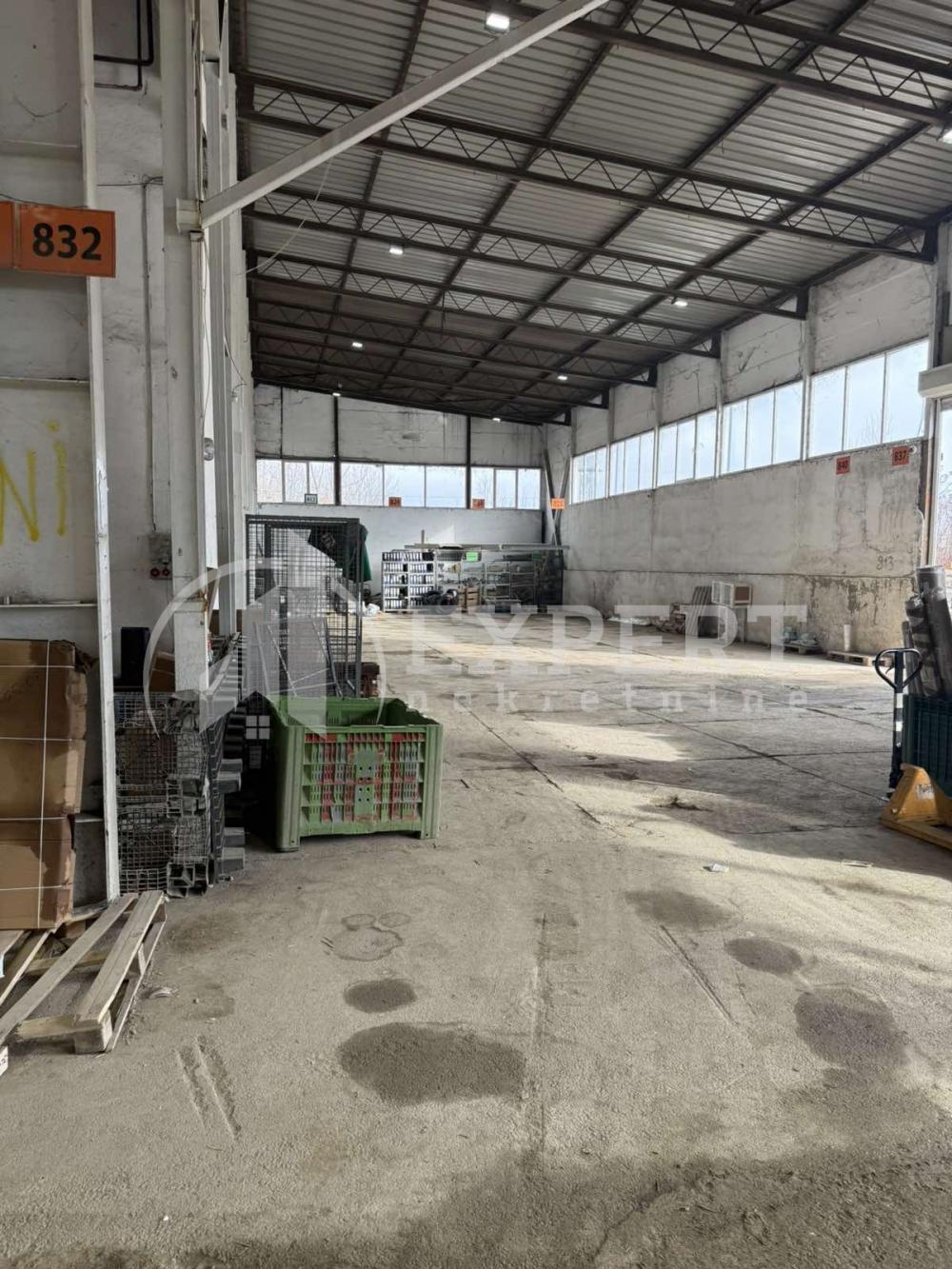 Slika 3 - Bulevar 12. februar,  Lokal za izdavanje, 1500m2, 4.500€