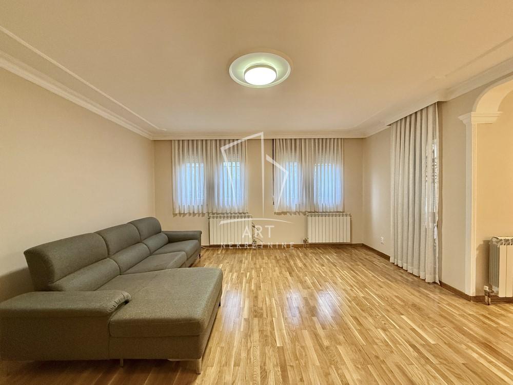 Slika 1 - Raška, Šestosoban stan za izdavanje, 147m2, 2.500€