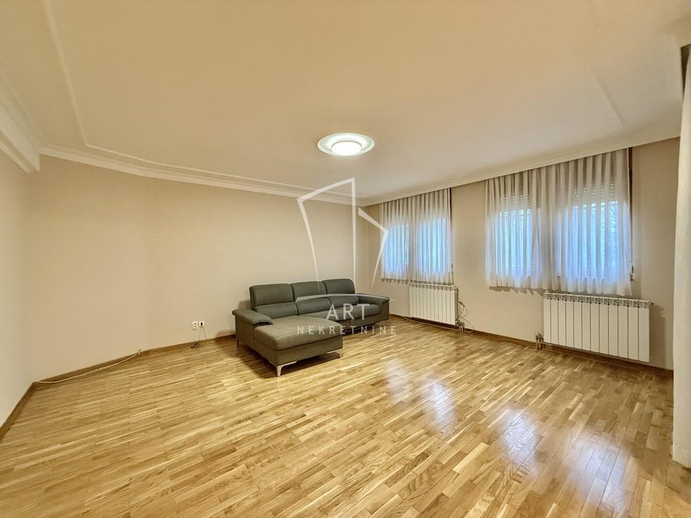 Glavna slika -Raška, Šestosoban stan za izdavanje, 147m2, 2.500€