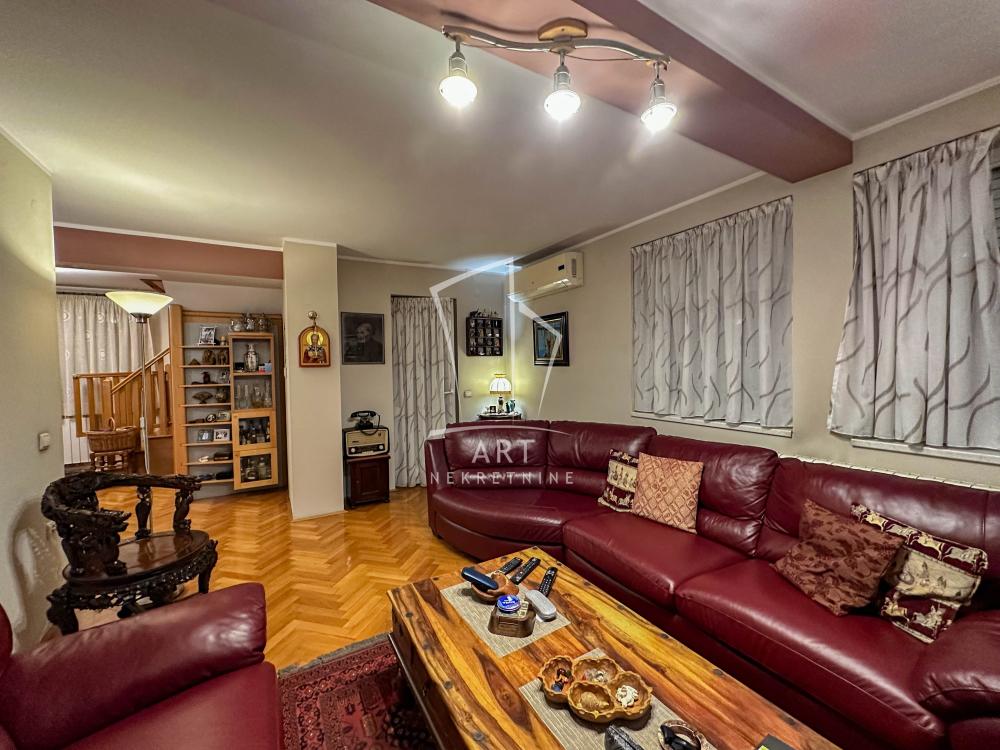 Slika 1 - Mladenovačka, Petosoban stan na prodaju, 140m2, 320.000€