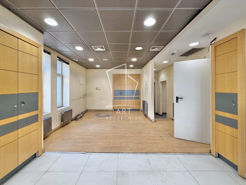 Slika 1 - Bulevar Kralja Aleksandra,  Lokal na prodaju, 123m2, 461.250€