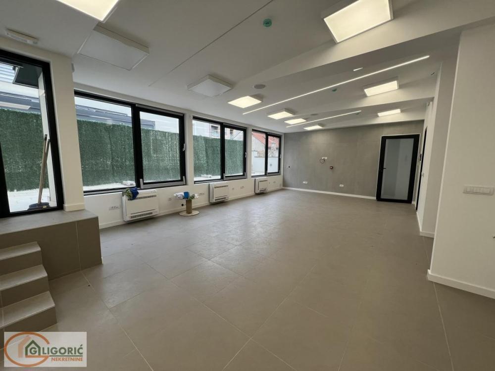 Glavna slika -Niška,  Lokal na prodaju, 382m2, 640.000€