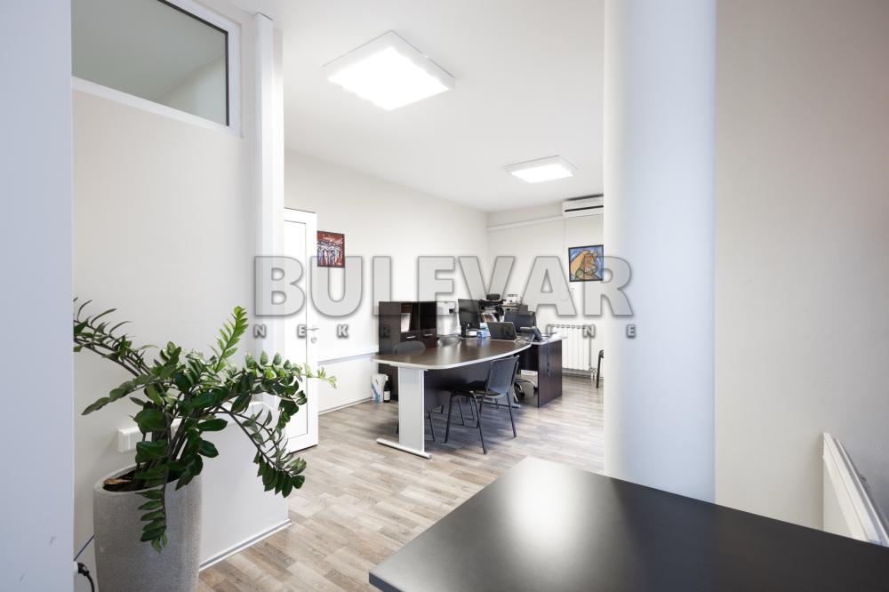 Slika 11 - Obrenovićeva,  Lokal za izdavanje, 185m2, 1.500€