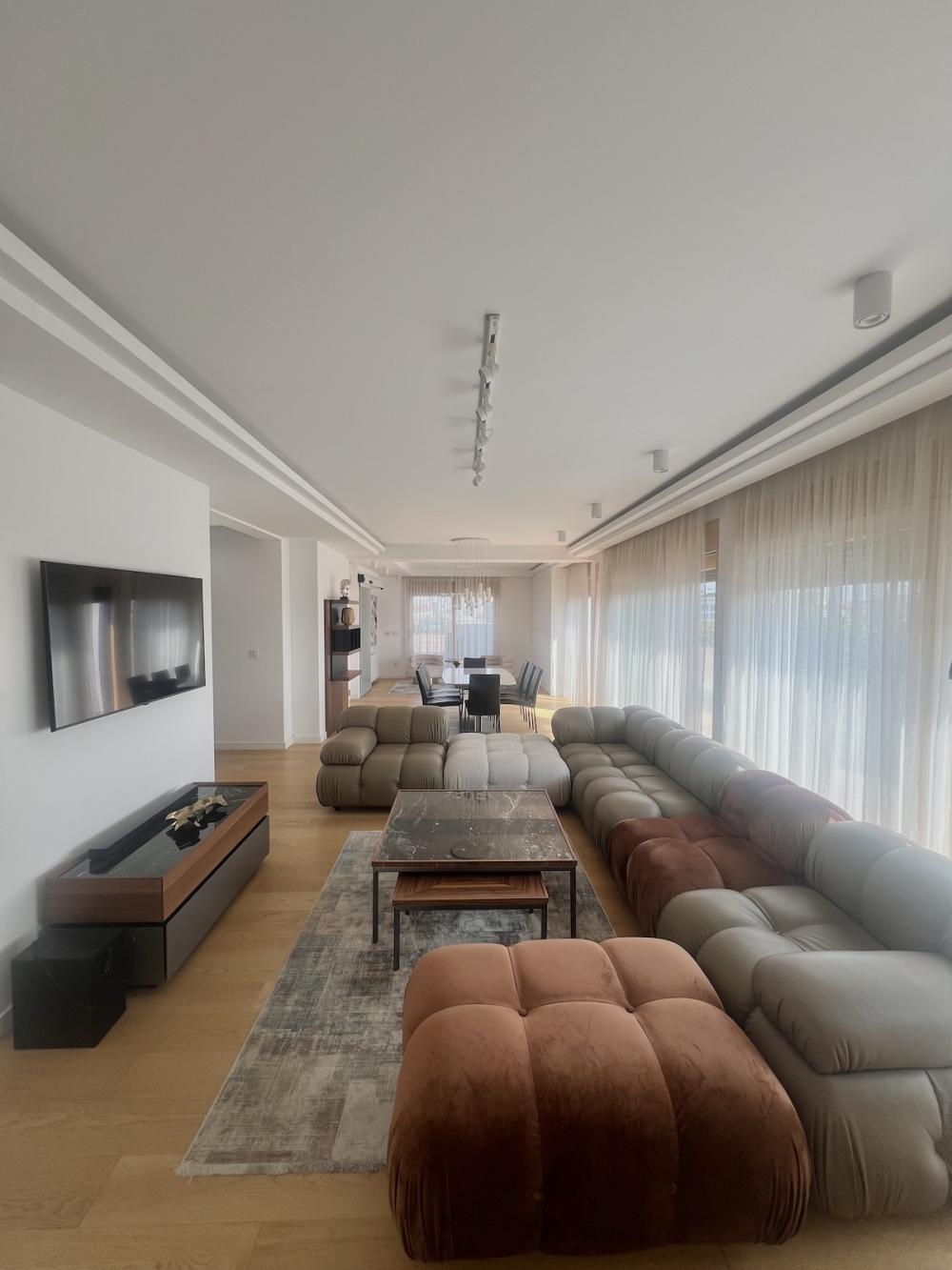 Slika 2 - Nebojsina, Četvorosoban stan za izdavanje, 237m2, 4.000€