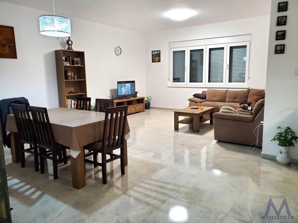 Slika 1 -  Kuća na prodaju, 242m2, 420.000€