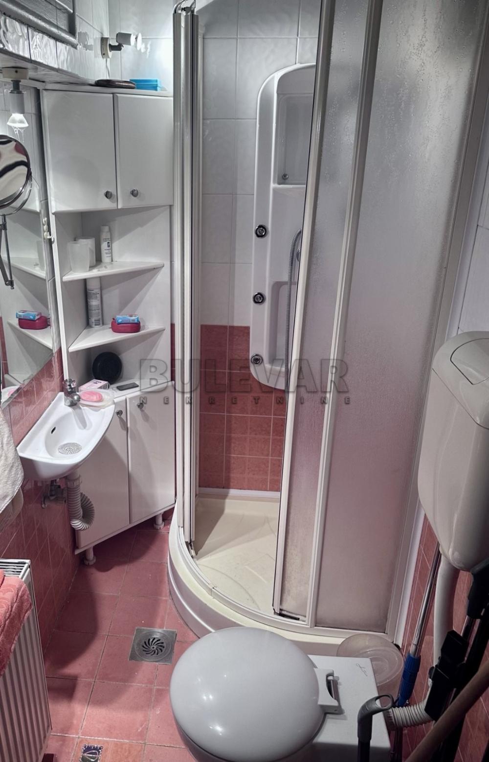 Slika 10 - Karadžićeva,  Lokal za izdavanje, 100m2, 750€