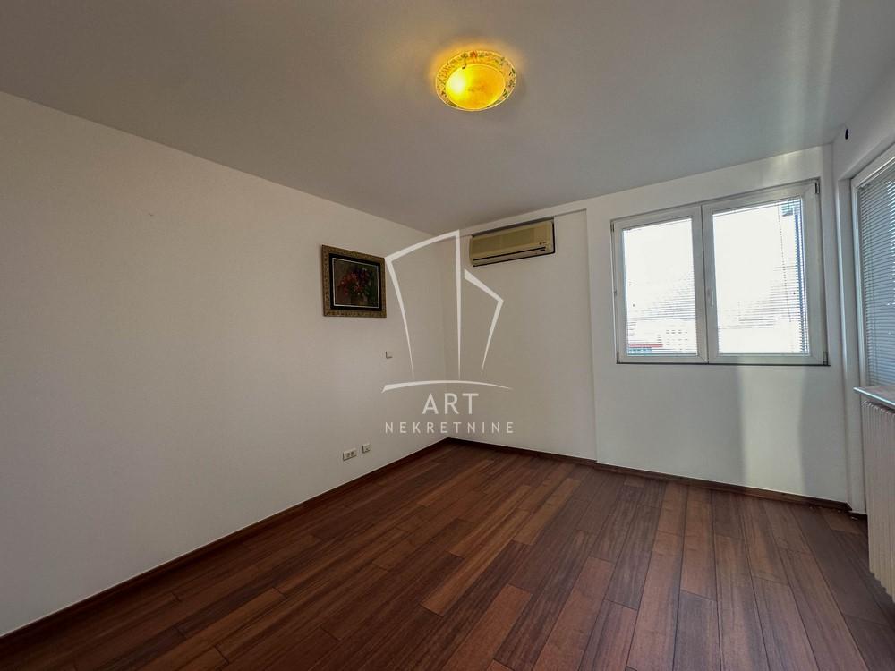 Slika 11 - Senjačka, Petosoban stan za izdavanje, 170m2, 1.800€