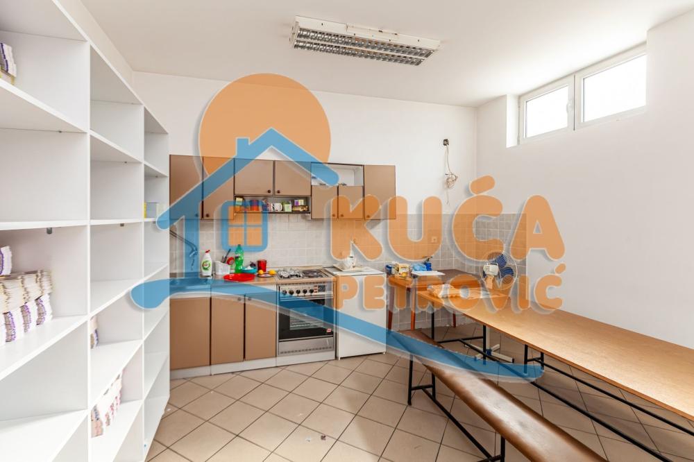 Slika 4 - Pribojska,  Lokal za izdavanje, 650m2, 2.500€