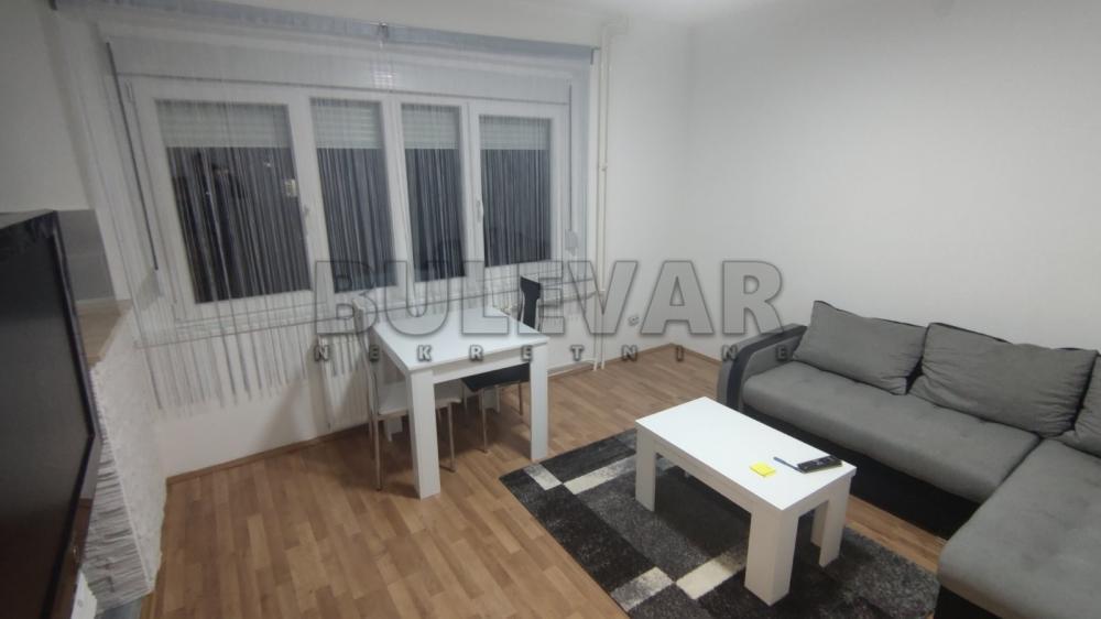 Glavna slika -Trg Pavla Stojkovića, Dvoiposoban stan za izdavanje, 74m2, 450€