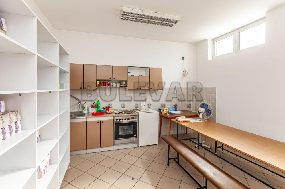 Slika 4 - Pribojska,  Lokal za izdavanje, 650m2, 2.500€