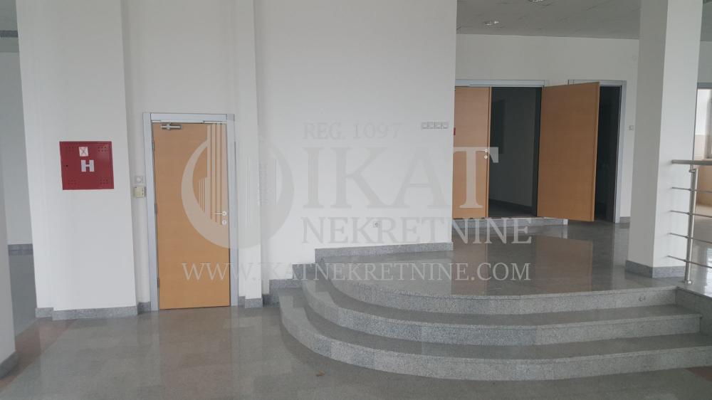 Slika 3 - Autoput za Novi Sad,  Lokal za izdavanje, 100m2, 700€