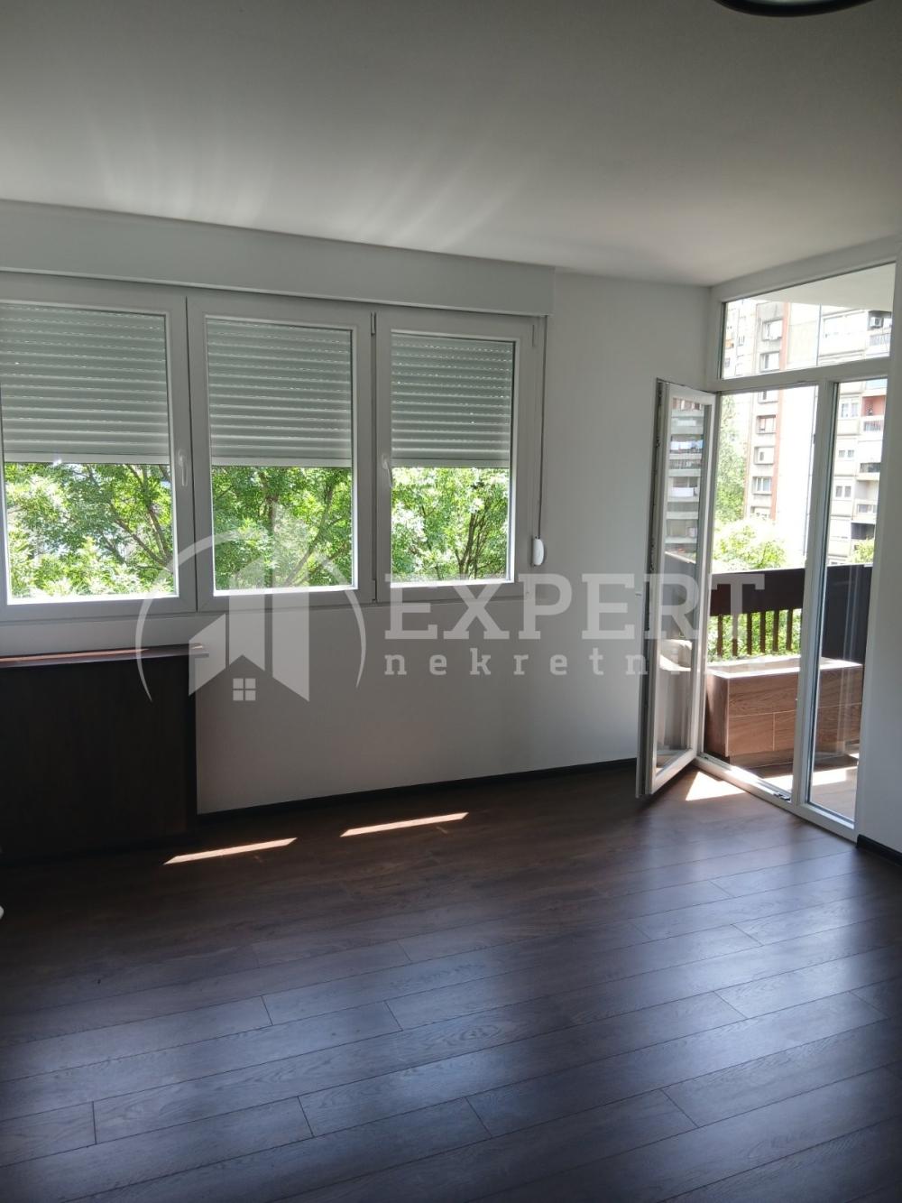 Slika 8 - Bulevar Nemanjića,  Lokal za izdavanje, 82m2, 500€