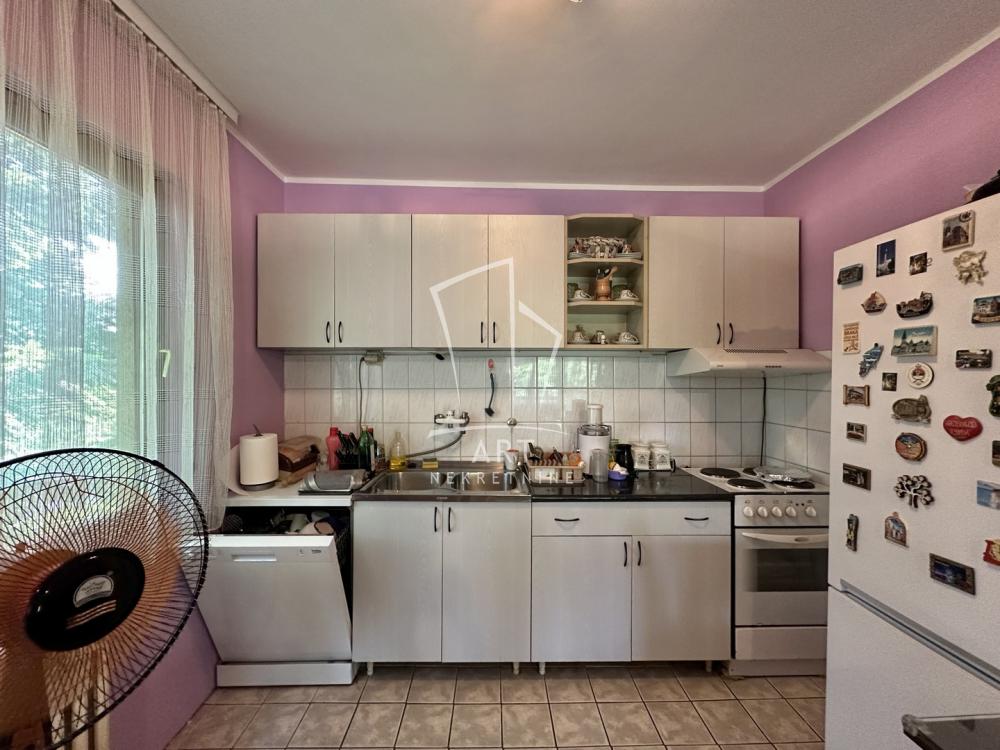 Slika 10 - Sremskih partizana,  Kuća na prodaju, 176m2, 353.000€