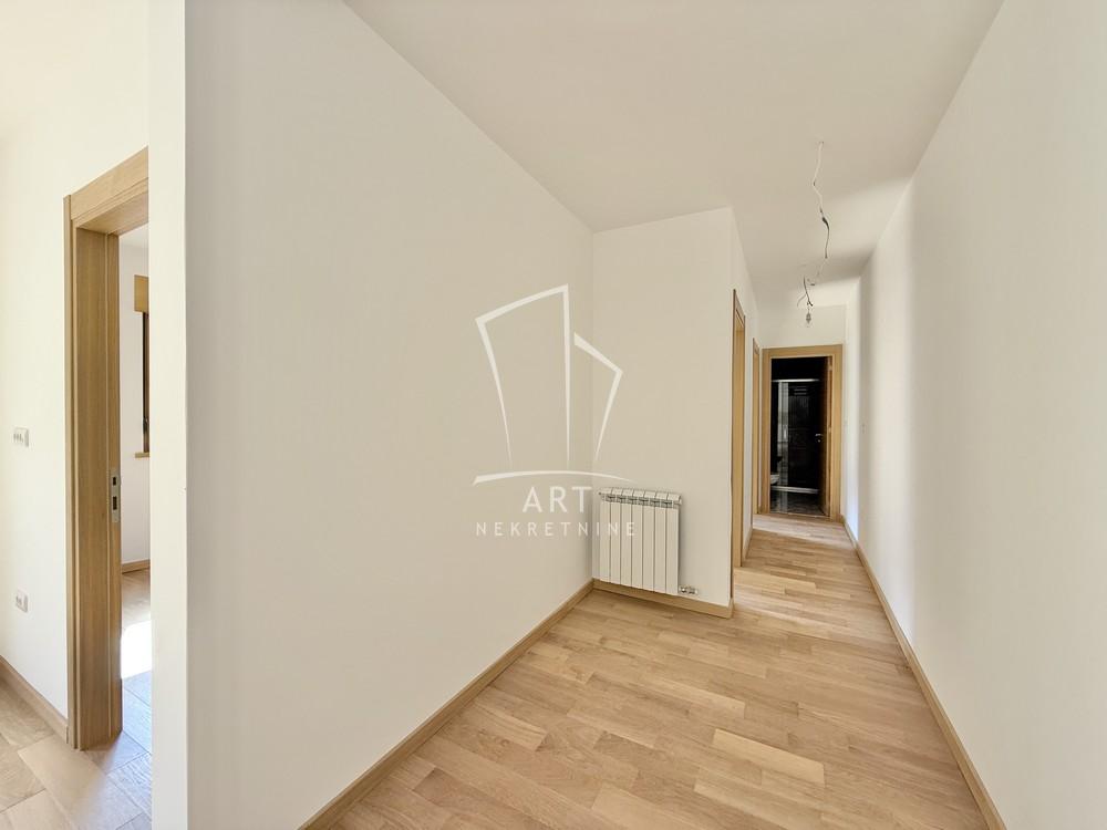 Slika 6 - Milisava Đurovića, Četvorosoban stan na prodaju, 70m2, 270.000€