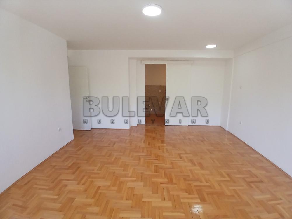 Slika 1 - Vojvode Tankosića,  Lokal za izdavanje, 73m2, 450€