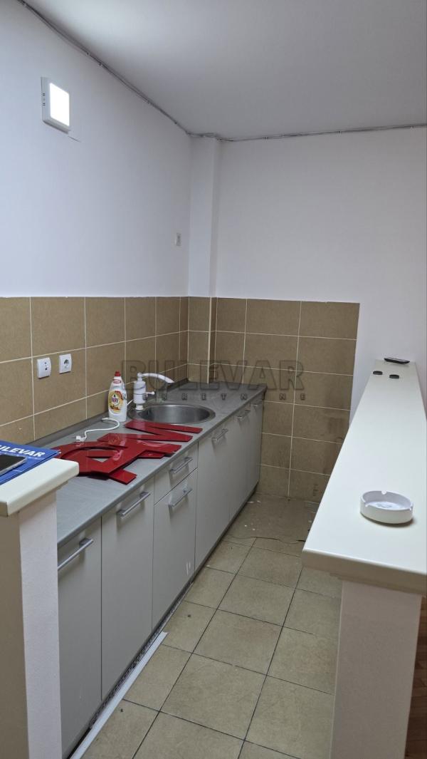 Slika 7 - Kralja Stefana Prvovenčanog,  Lokal za izdavanje, 51m2, 450€