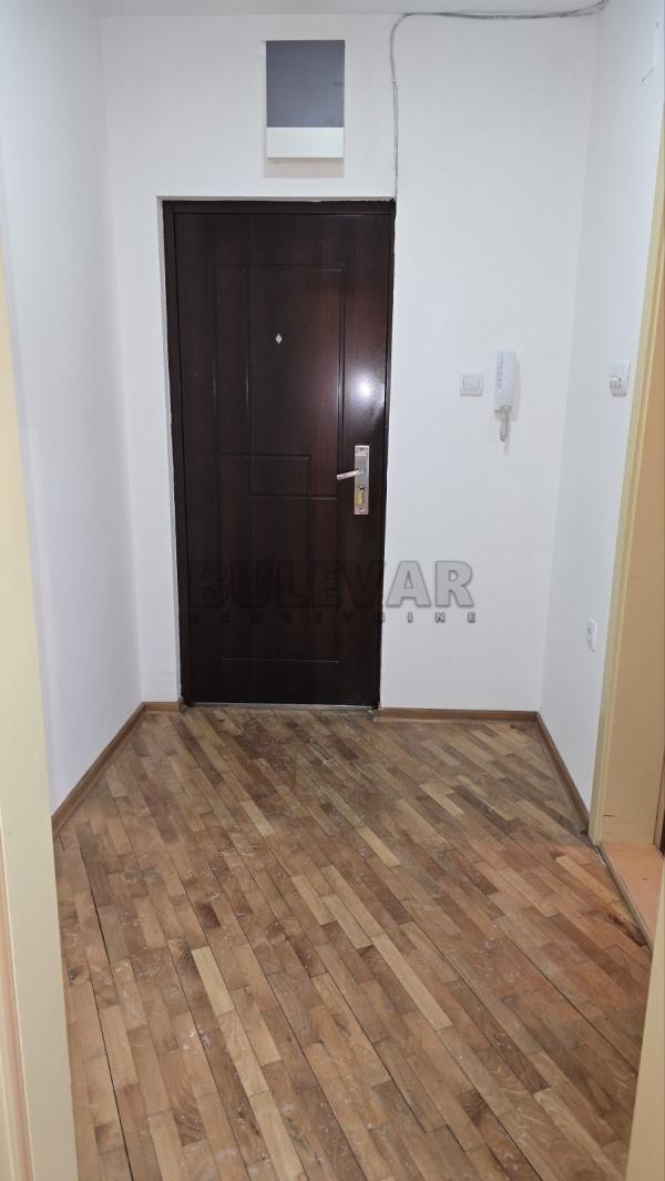 Slika 9 - Kralja Stefana Prvovenčanog,  Lokal za izdavanje, 51m2, 450€