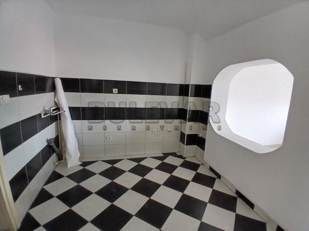 Slika 10 - Jove Tošića,  Lokal za izdavanje, 270m2, 1.000€