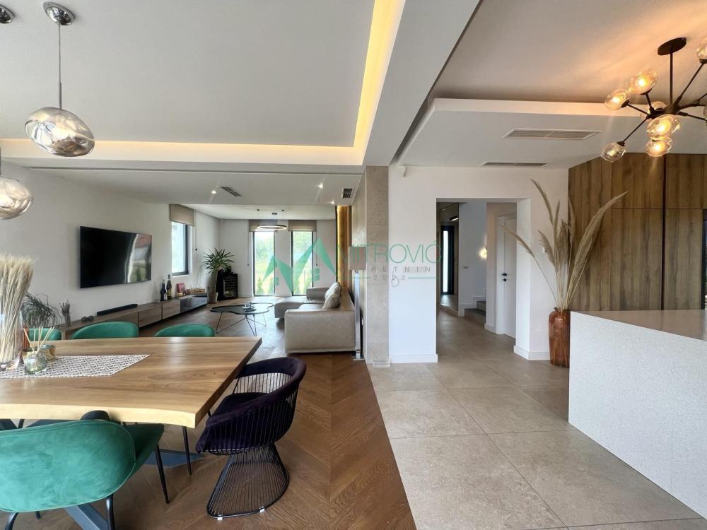 Glavna slika - Kuća na prodaju, 360m2, 699.000€