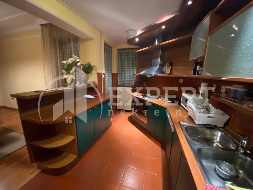 Slika 11 - Jesenjinova,  Kuća za izdavanje, 290m2, 1.250€