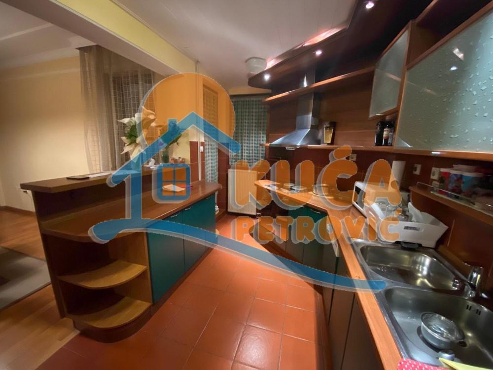 Slika 11 - Jesenjinova,  Kuća za izdavanje, 290m2, 1.250€
