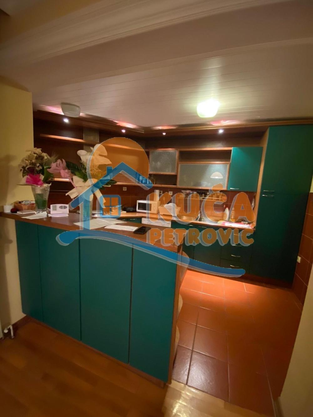 Slika 10 - Jesenjinova,  Kuća za izdavanje, 290m2, 1.250€