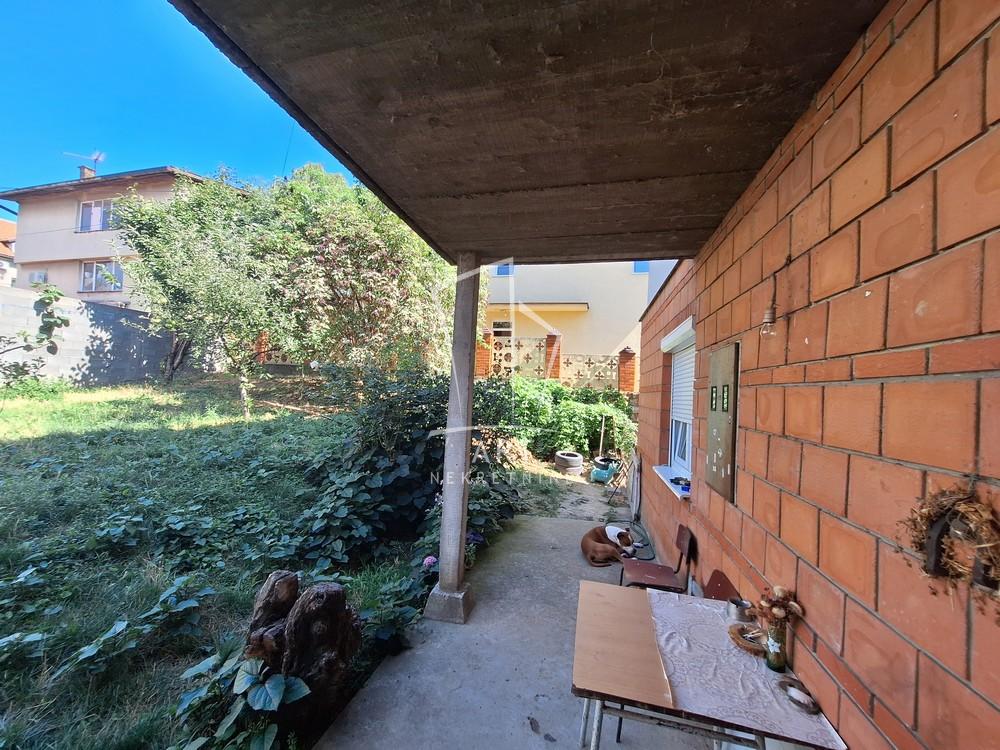 Slika 2 - Sestara Bukumirović,  Kuća na prodaju, 270m2, 460.000€